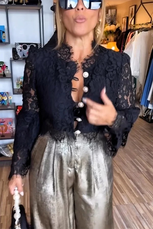 Haut court à manches cloche et boutons en dentelle florale Sweet Embrace