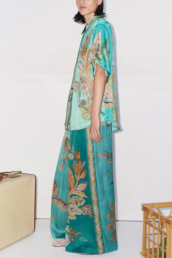 Somewhere Sunny – Kurzärmlige Oversize-Bluse aus Satin mit botanischem Print und Knöpfen