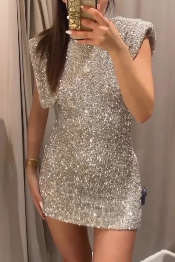Adorable mini-robe à manches larges et paillettes, ambiance sexy