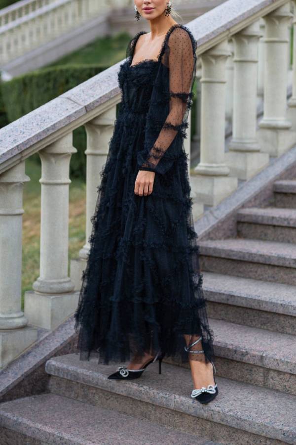 Leichtes, langärmliges Kleid mit Schleife im reifen Stil