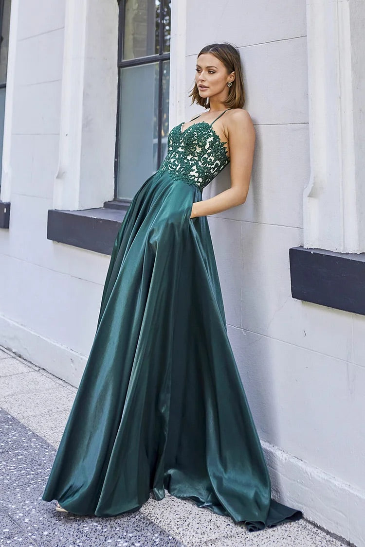 Maxikleider mit Spitzenstickerei und überkreuzten Trägern