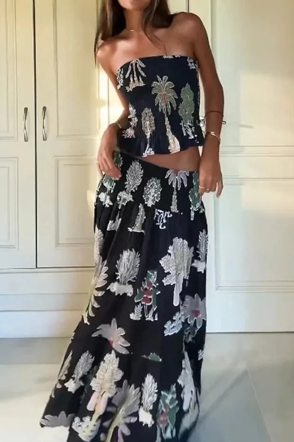 Kattie Set mit gesmoktem Bandeau-Oberteil mit botanischem Print und gestuftem Maxirock mit elastischer Taille