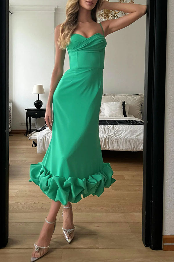 Verträumtes und romantisches Midi-Slip-Kleid mit gerüschter Brust und wolkenförmigem Saum