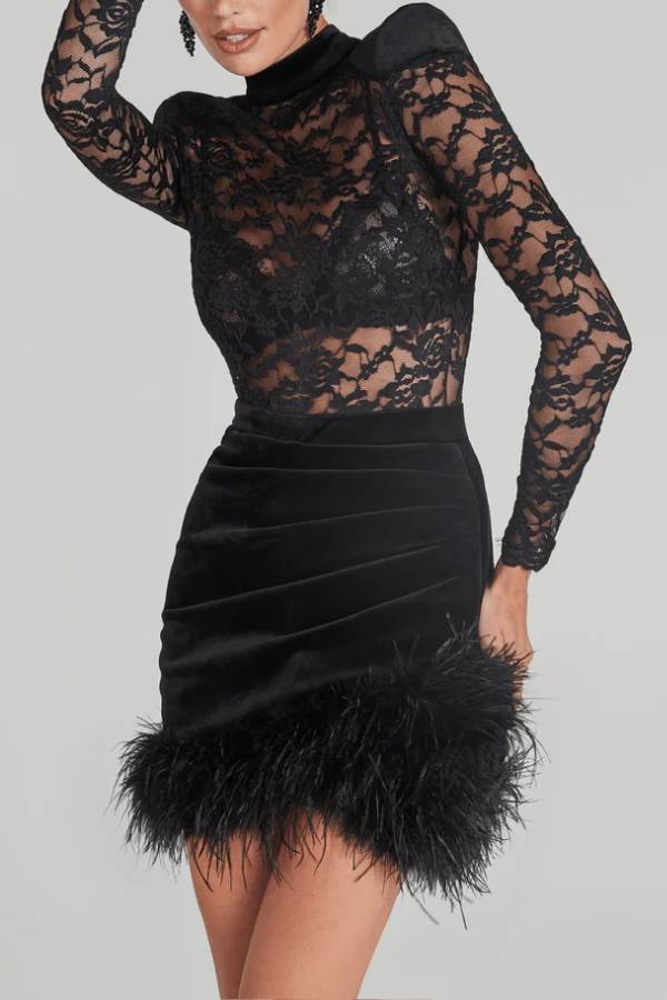 Freya – Gerüschtes Stretch-Minikleid aus Samt mit floraler Spitze und Patchwork und Federbesatz