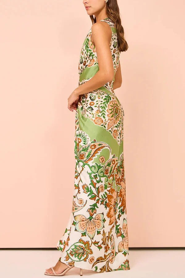 Gaia – Satin-Maxikleid mit einzigartigem Paisley-Print und zentralem Drehknotendetail und Schlitz