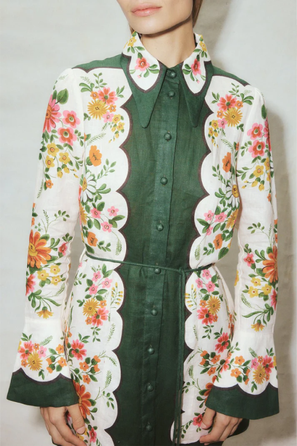 Einreihiges, langärmliges Minikleid mit Bindegürtel und Blumenmuster