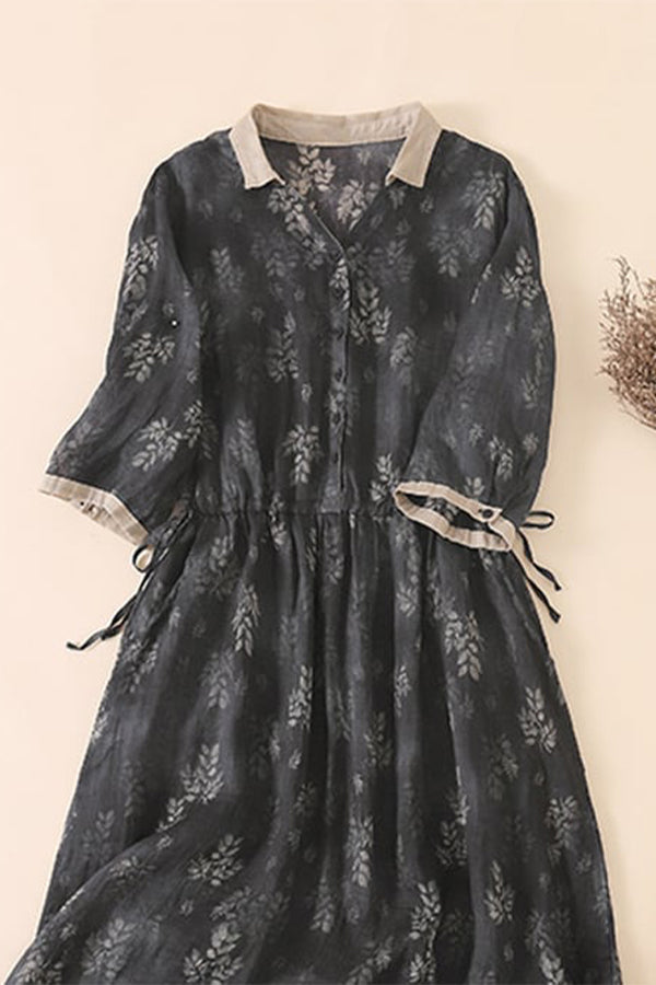 Kleid mit V-Ausschnitt und Blumenmuster in Kontrastfarbe aus Baumwolle und Leinen