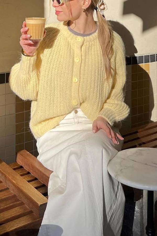 Kurzer Cardigan mit Rundhalsausschnitt und Knöpfen