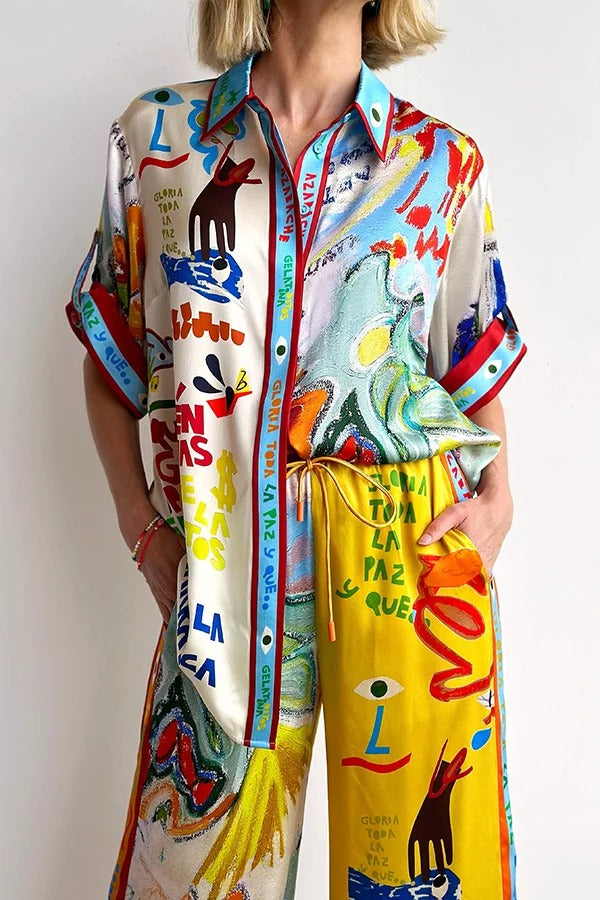 Raina Satin Set mit einzigartigem Print, kurzärmeligem, lockerem Hemd und Hosen mit elastischer Taille und Taschen