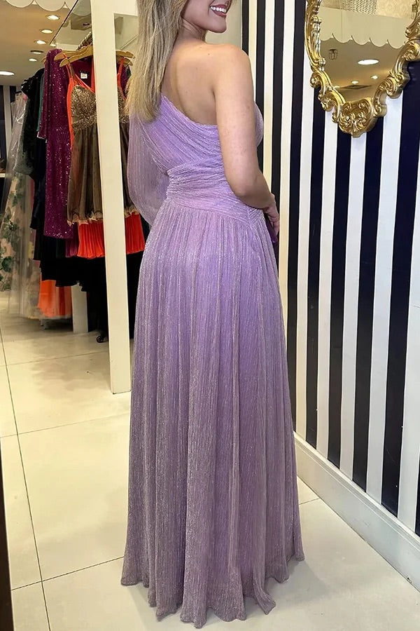 Concert Chic Plissiertes Maxikleid aus glänzendem Stoff mit einer Schulter und Cut-Outs