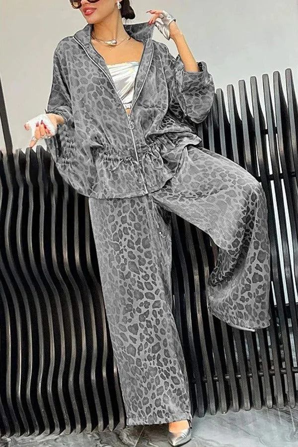 Set aus Jacke mit Reißverschluss und Kordelzug in der Taille und lockerer Hose mit elastischer Taillentasche