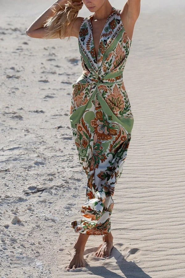 Gaia – Satin-Maxikleid mit einzigartigem Paisley-Print und zentralem Drehknotendetail und Schlitz