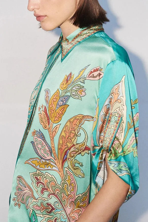 Somewhere Sunny – Kurzärmlige Oversize-Bluse aus Satin mit botanischem Print und Knöpfen