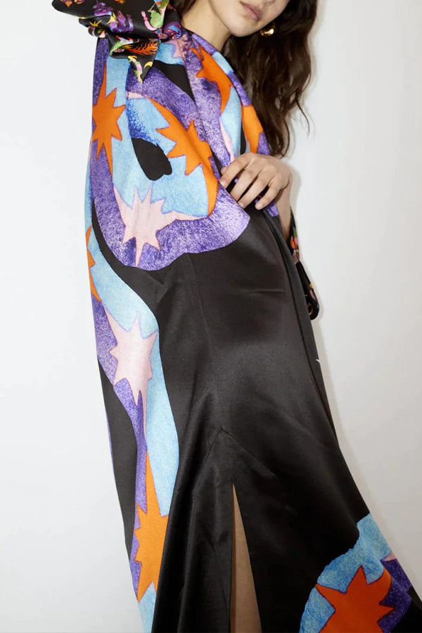 Mostly Magic Satin Maxikleid mit einzigartigem Druck und Schlitz, entspannt, für den Urlaub