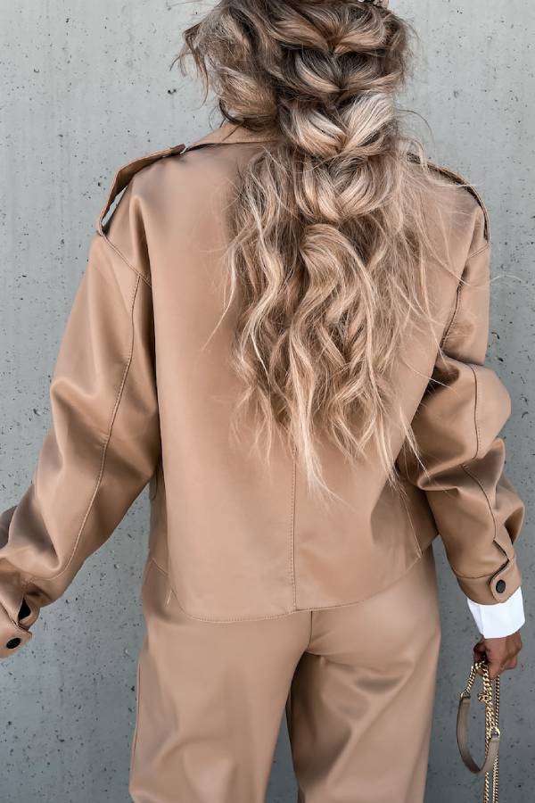 Stilvolle kurze Lederjacke im britischen Stil mit Reverstasche