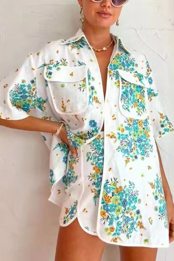 Carefree Set aus elfenbeinfarbener Bluse aus Leinenmischung mit Blumenmuster, Taschenbesatz und elastischer Shorts auf der Rückseite