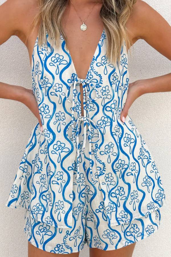 Ensemble short imprimé à bretelles et cravate