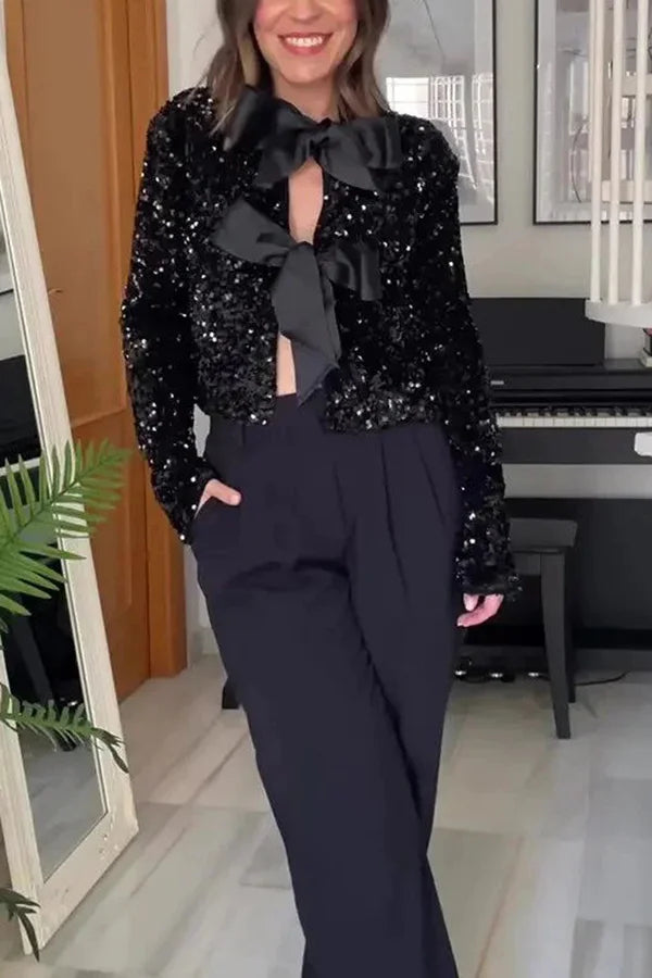 Zwei Möglichkeiten, eine Paillettenjacke mit Schleife und Bindeband zu feiern