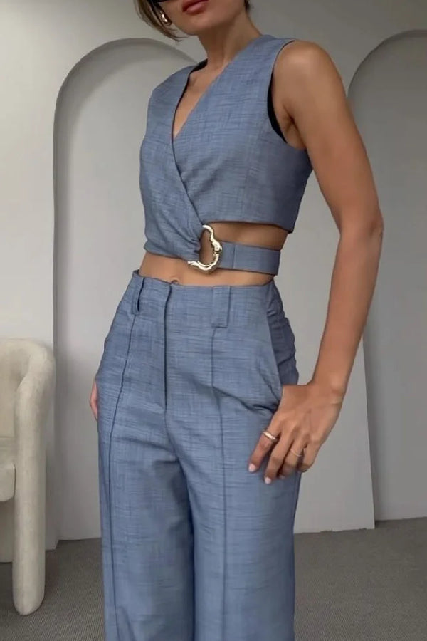 Modisches zweiteiliges Set aus Weste und Hose mit überkreuzten Trägern