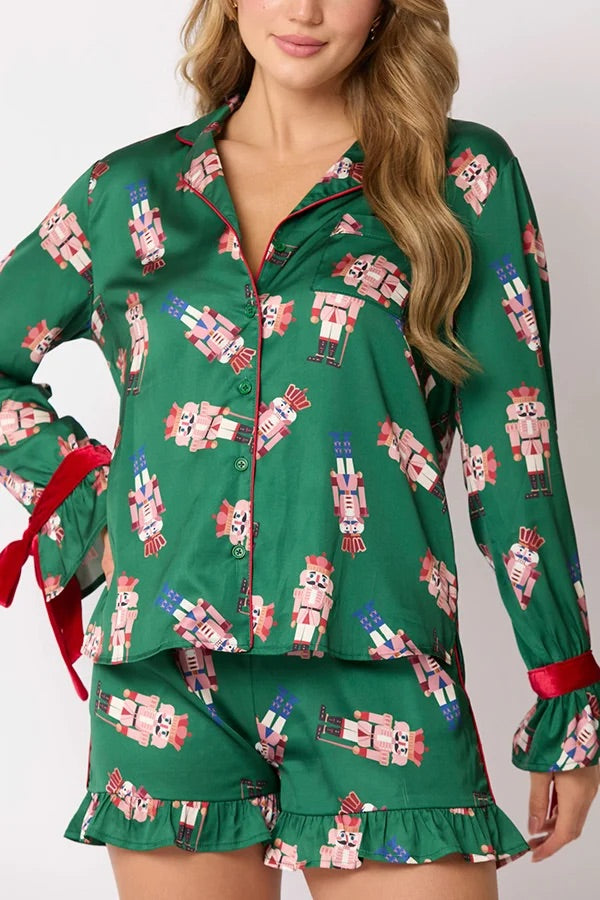 Weihnachtsmodisches Set mit bedrucktem Oberteil mit Fliege und Shorts mit Rüschen und elastischer Taille