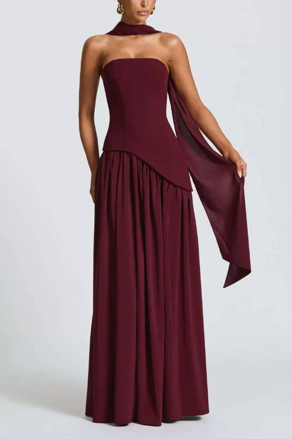 Schwarz-weißes Maxikleid mit kontrastierendem Schal und unregelmäßigem Schlitz