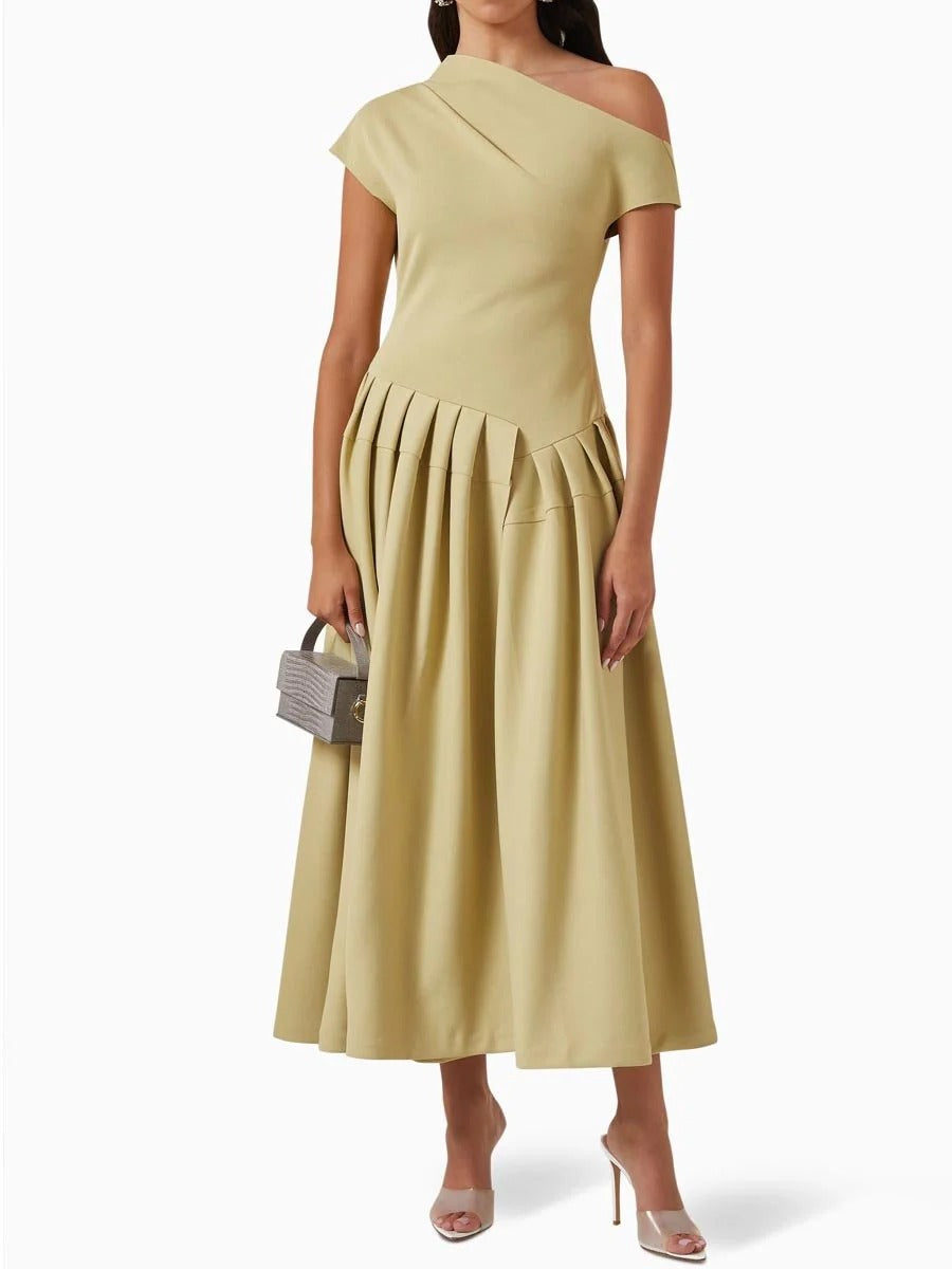 Robe longue à col montant et ourlet large, coupe ajustée et tendance