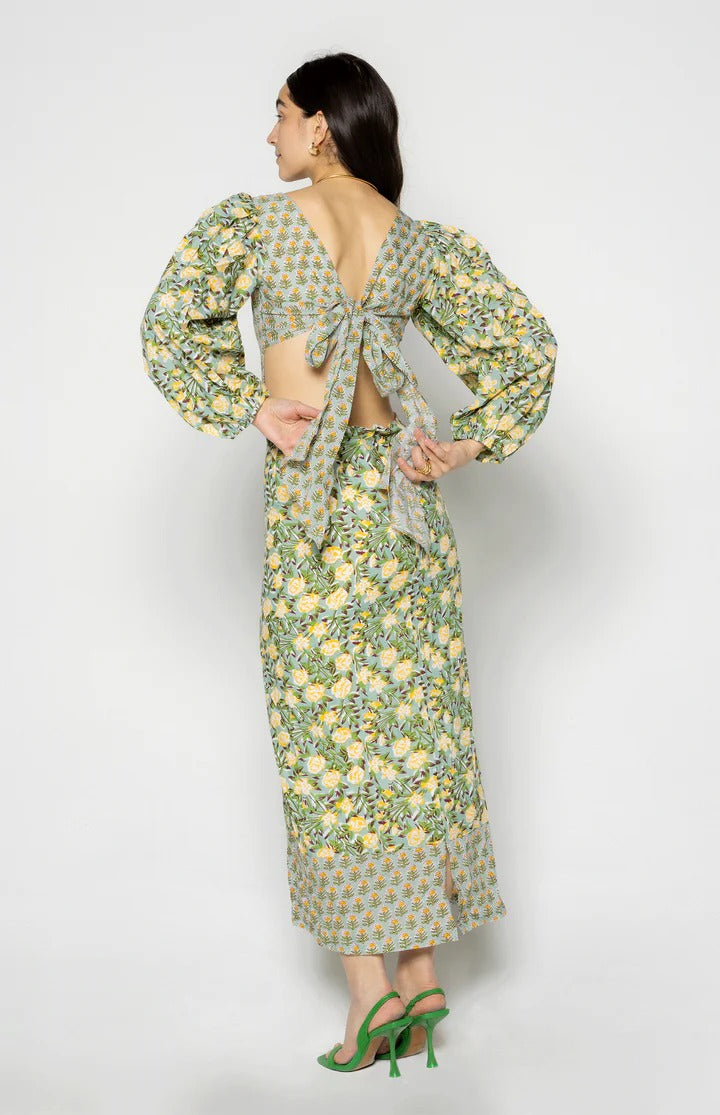 Mei – Midikleid aus Leinenmischung mit einzigartigem Druck, Puffärmeln, Cut-out auf der Rückseite und Bindeband