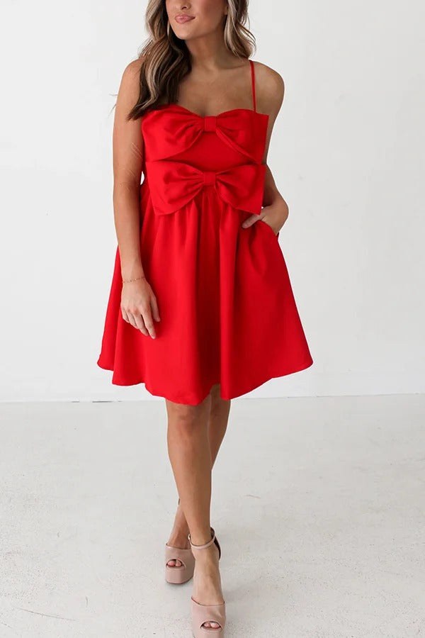 Date Night Babydoll-Minikleid mit Schleife und Taschen auf der Rückseite, gesmokt