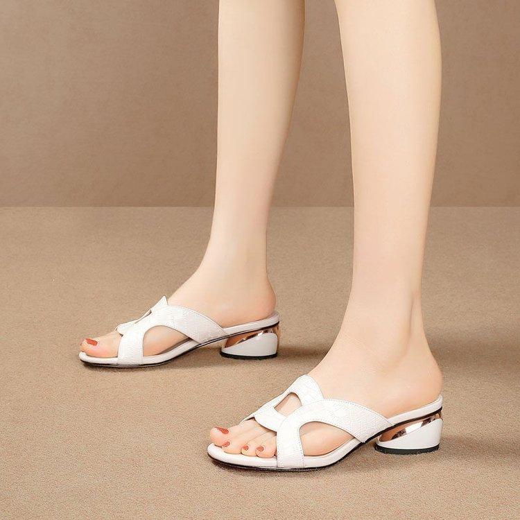 Einfarbige Pantoletten mit Cut-outs und Absatz