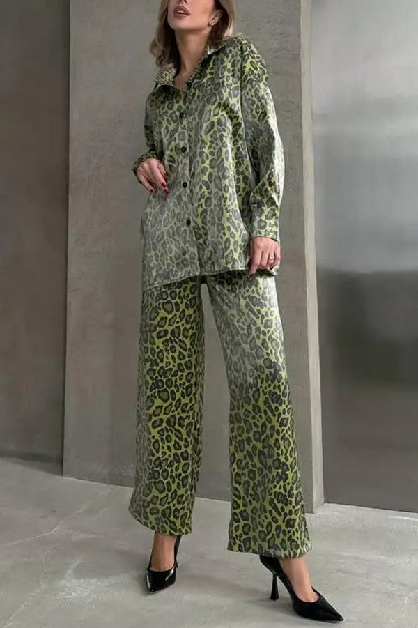 Set aus langärmligem Freizeitoberteil mit Leopardenmuster und lockerer Hose mit elastischer Taille und Bindegürtel