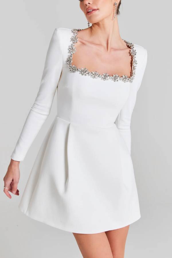 Minirock mit Schmucksteinbesatz, quadratischem Ausschnitt und gepolsterten Schultern