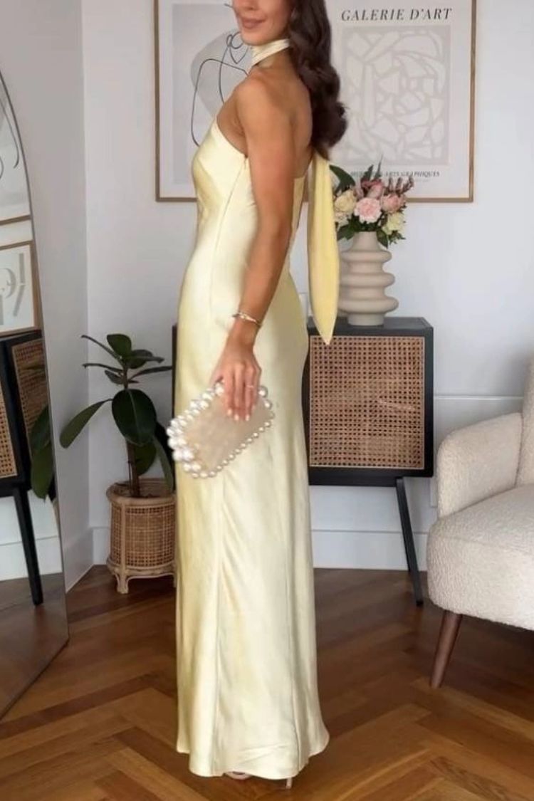 Robe longue fluide et élégante en satin à une épaule et foulard