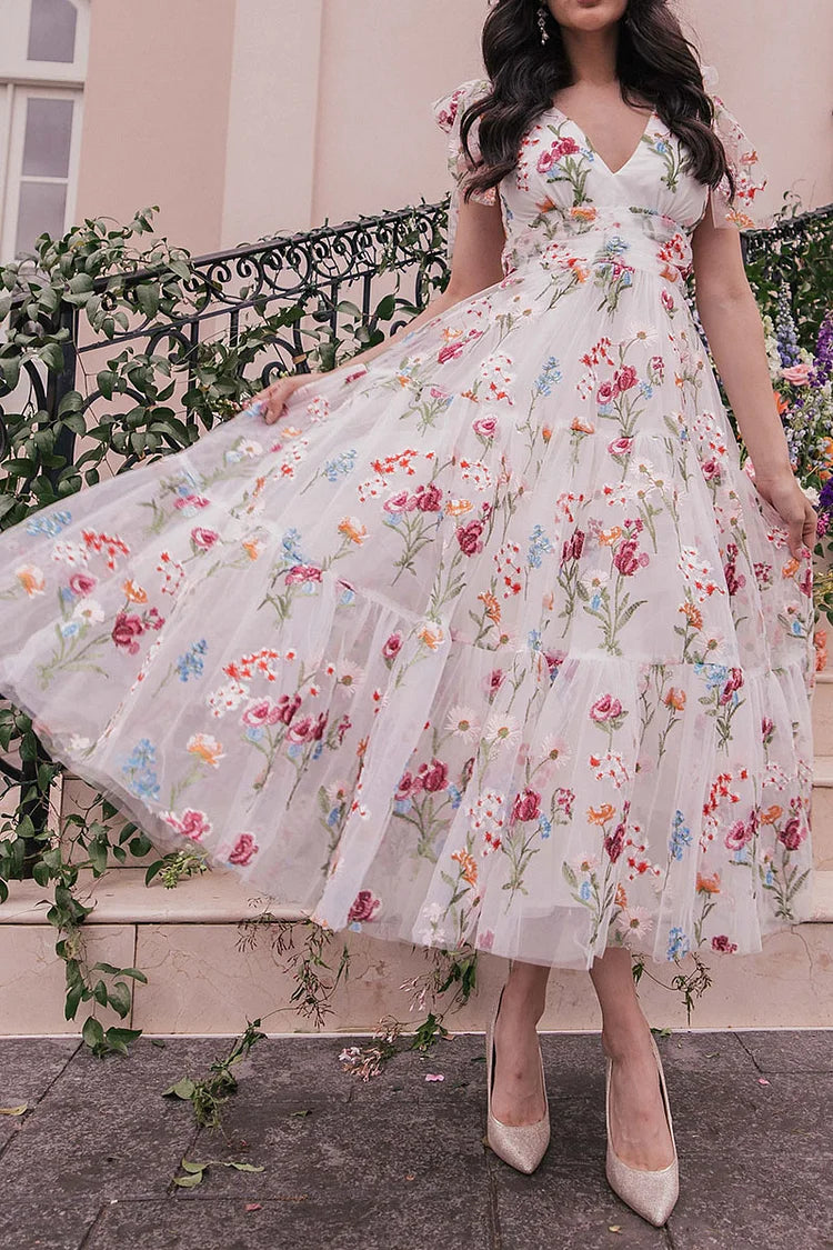 Geknotete Träger, tiefer V-Ausschnitt, Tüll, Blumendruck, gestuftes Plissee, weiße Midikleider