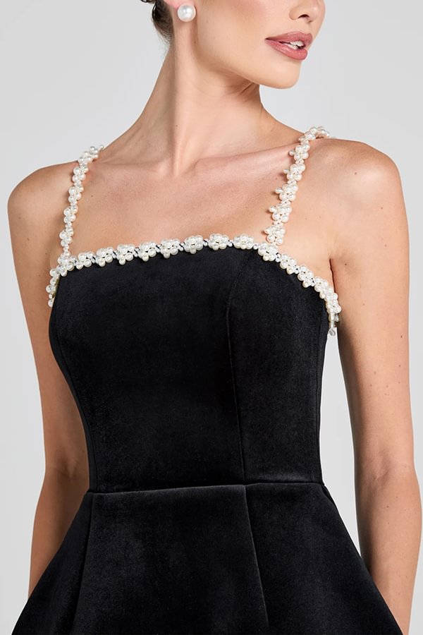 Robe courte style tulipe à poches et bretelles en velours Sweet Poetry avec bordure en perles