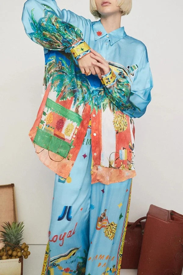 Vacation Flights – Satin-Bluse mit einzigartigem Print und Knopfleiste in Übergröße