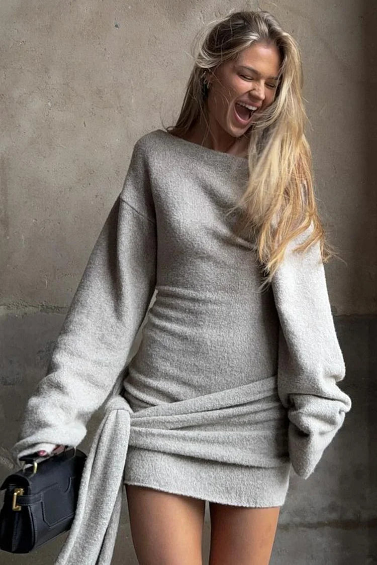 Lange, ausgestellte Ärmel, überschnittene Schultern, Schärpe, figurbetontes, einfarbiges Minikleid – Grau