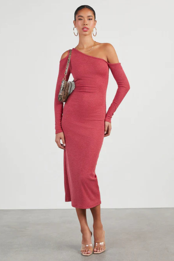 Robe mi-longue en tricot à une épaule et découpes