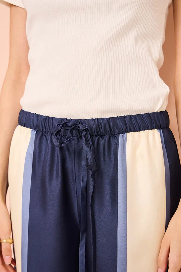 Conceptually Chic Hose aus Satin mit geometrischem Print, elastischer Taille und Taschen und weitem Bein