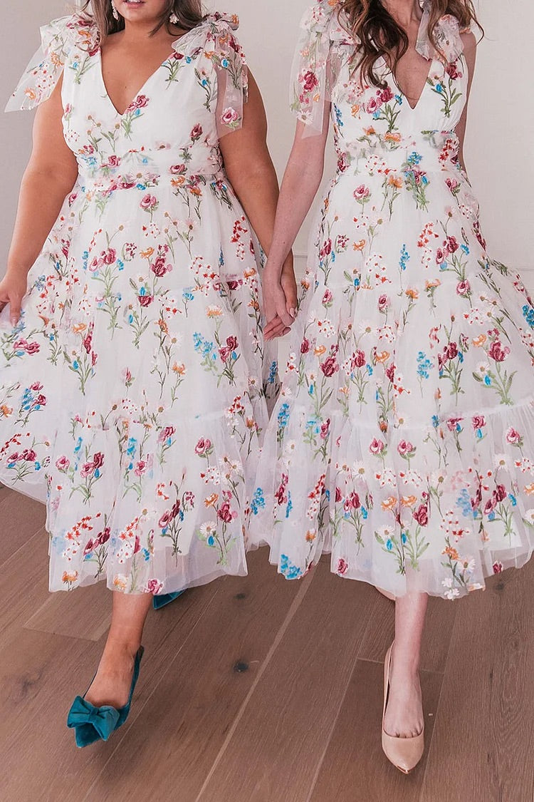Geknotete Träger, tiefer V-Ausschnitt, Tüll, Blumendruck, gestuftes Plissee, weiße Midikleider