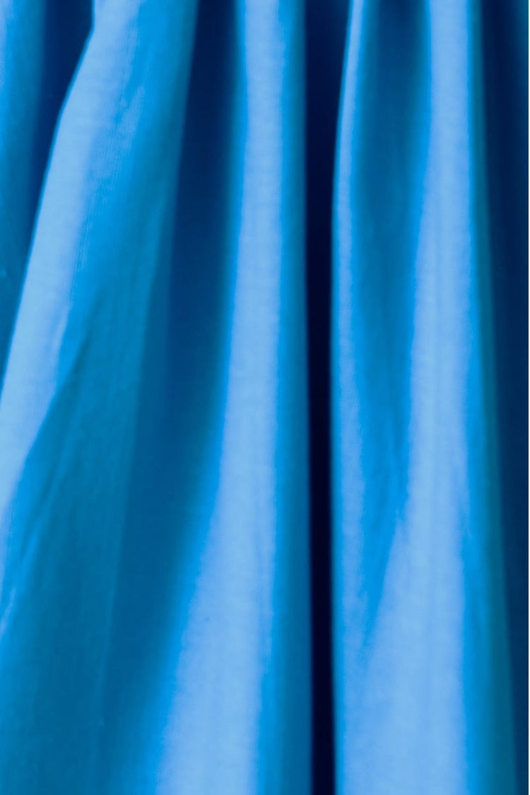 Adalita Maxikleid mit Wasserfallausschnitt, gesmoktem Rücken und asymmetrischem Saum