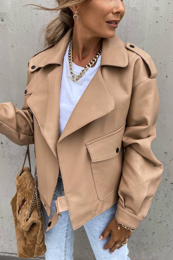 Stilvolle kurze Lederjacke im britischen Stil mit Reverstasche