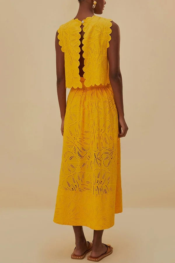 Laylin Crop-Tanktop mit Cut-out, Stickerei und Blütenblatt-Spitze, offenem Rücken und Schlitz