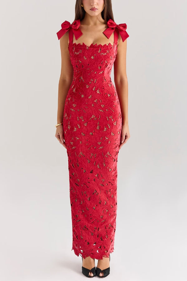 Robe longue fendue en dentelle florale brodée Holiday Intimacy avec bretelles et nœud