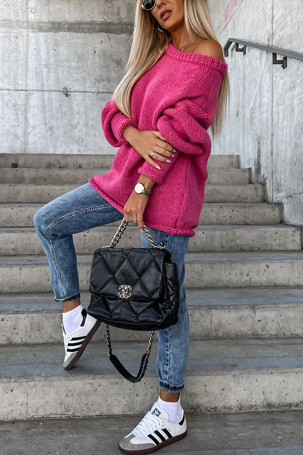 Lässiger Strickpullover mit weitem Halsausschnitt und Straßenatmosphäre