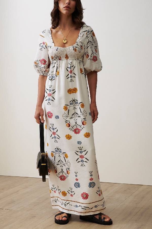 Robe longue à col carré et manches bouffantes et buste élastique