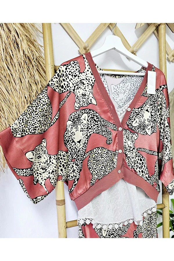 Abbie – Lockerer Satinmantel mit Tiger-Print und Fledermausärmeln, weiten Knöpfen