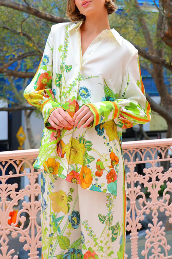 Übergroße Bluse aus Satin mit Blumenmuster und Bindeband hinten und Knopfleiste