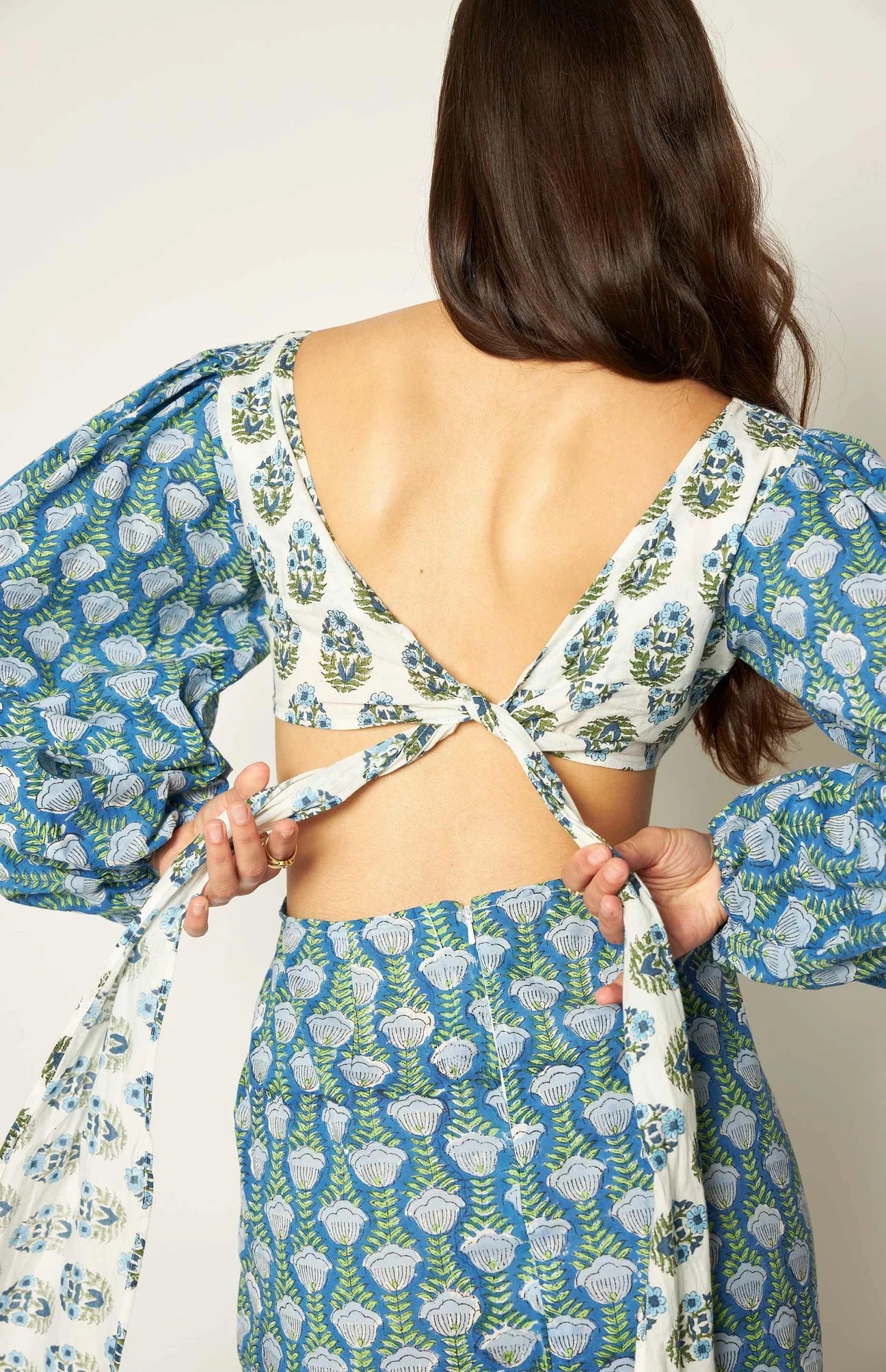 Mei – Midikleid aus Leinenmischung mit einzigartigem Druck, Puffärmeln, Cut-out auf der Rückseite und Bindeband