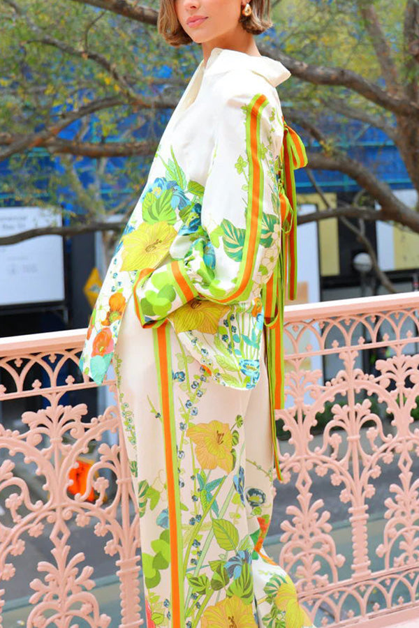 Antibes – Übergroße Bluse aus Satin mit Blumenmuster und Bindeband hinten und Knopfleiste