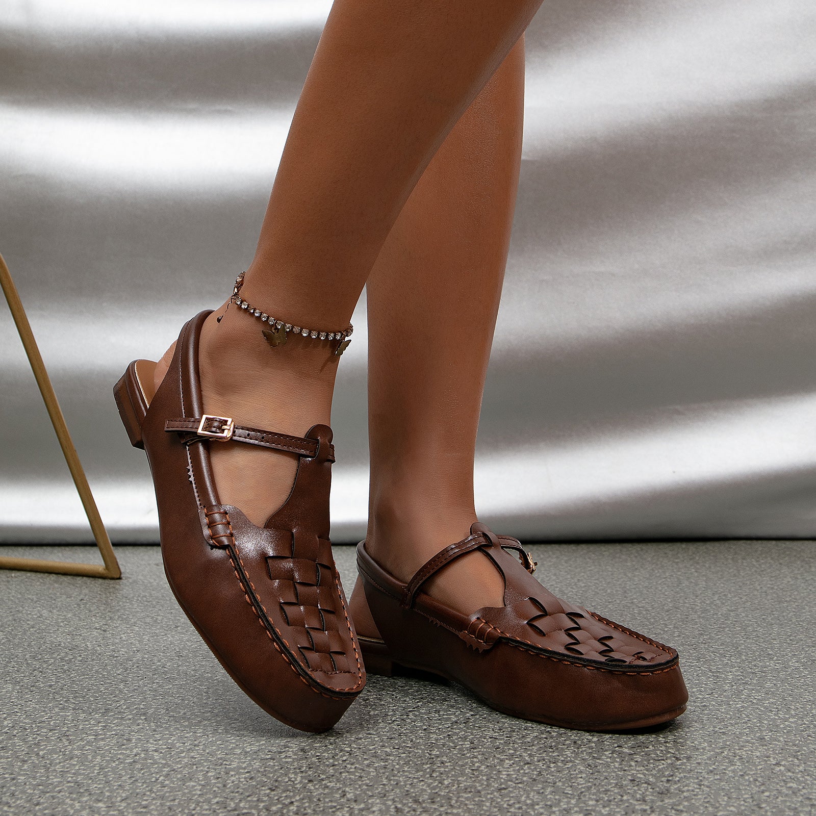 Flache Slingback-Pumps im Vintage-Stil mit Rückengürtel